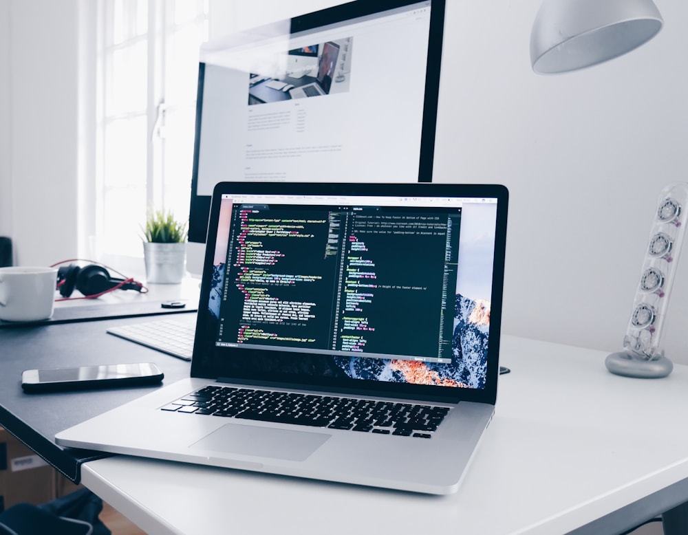 Kỹ sư đang viết code trên laptop trong studio tối